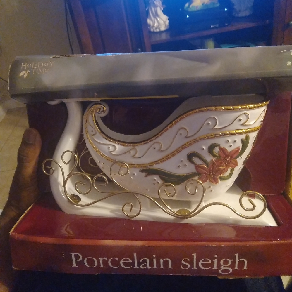 Dolomite Sleigh By Trim A Home. Brand New Condition. Beautiful Piece.